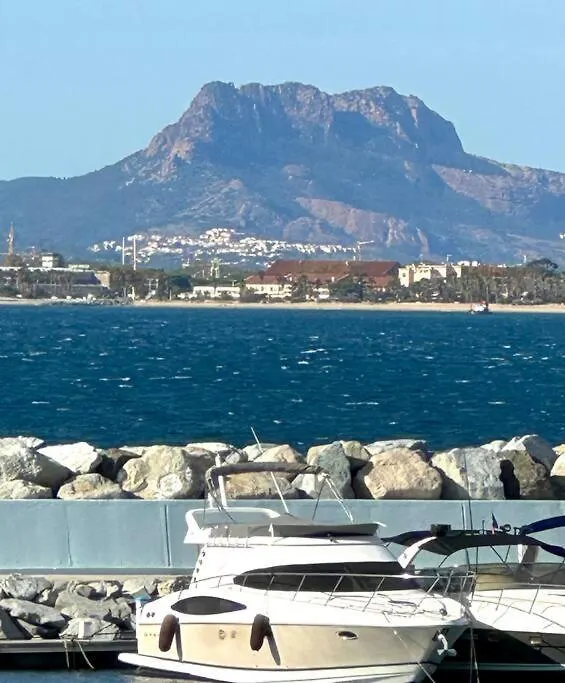 Rez-Jardin Renove A Saint-Raphael, Cote D'Azurアパートメント アパート