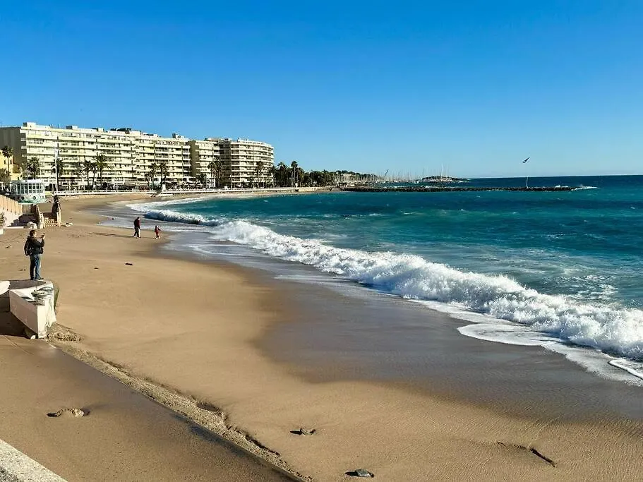 Rez-Jardin Renove A Saint-Raphael, Cote D'Azurアパートメント アパート